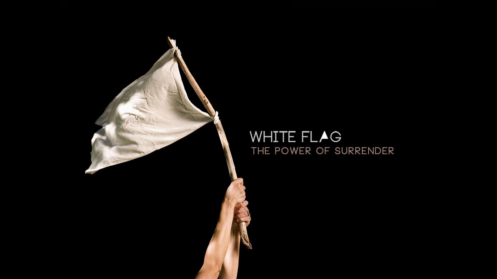 Песня сдавайся без слов. Белые флаги. Белый флаг сдаюсь. Человек с белым флагом. Белый флаг в руках.